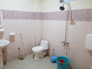 Ducha, artículos de tocador gratuitos, pantuflas, toallas