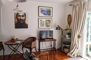Smart TV, books, stereo - The Alchemist Retreat, Studio in Carterton  (Carterton)