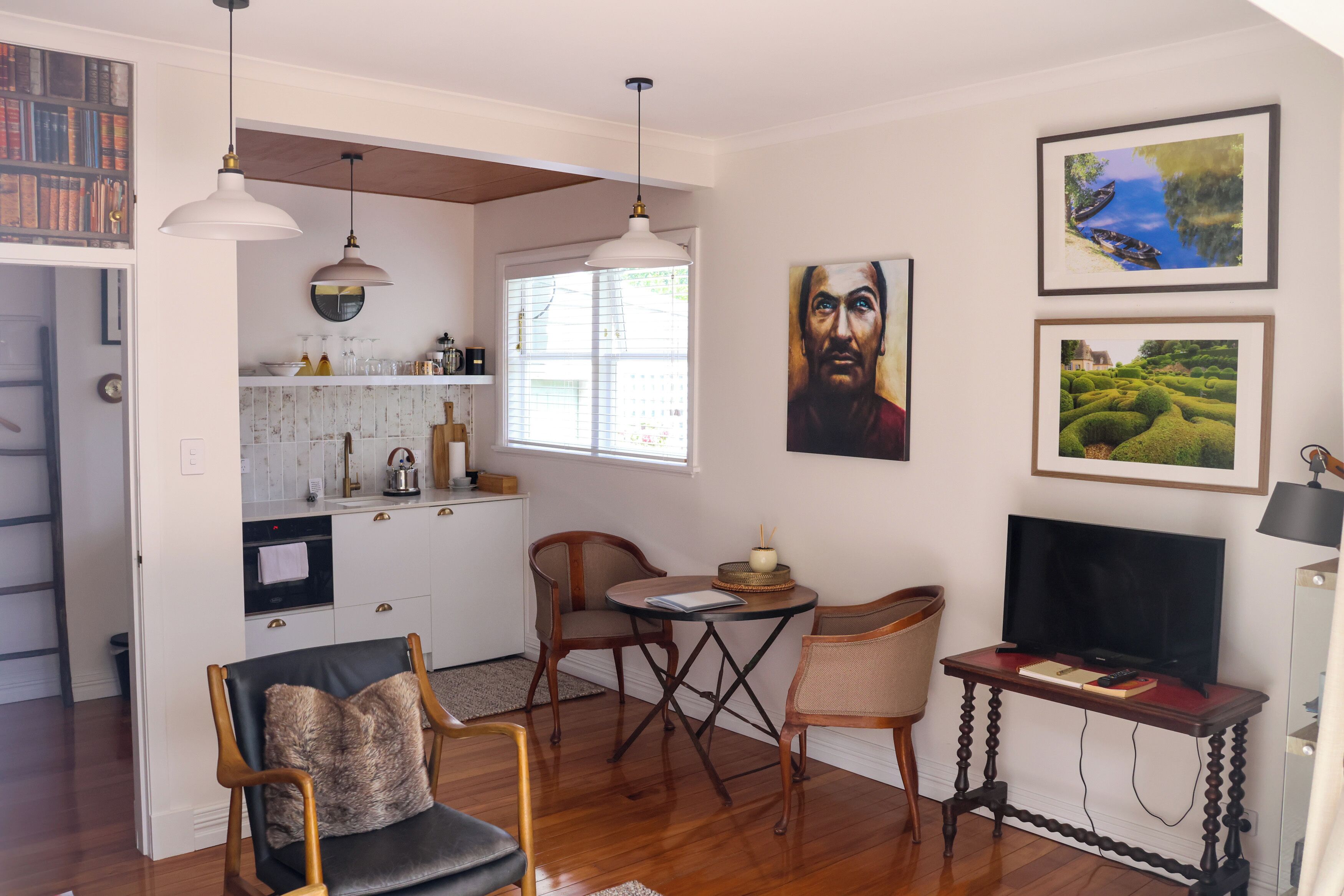 Smart TV, books, stereo