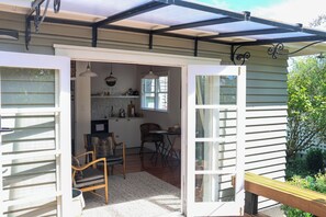 Outdoor dining - The Alchemist Retreat, Studio in Carterton  (Carterton)