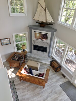 Smart TV y chimenea 