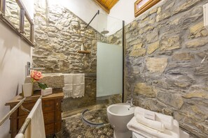 Standard House, 1 Bedroom, 2 Bathrooms, Mountainside (Ca' del Gallo - Monferrato) | Bathroom | Shower, bidet, towels, soap - Ca' del Gallo - Monferrato (Fabbrica Curone)