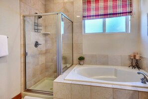 Combined shower/tub, hair dryer, towels