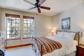 3 habitaciones, ropa de cama de alta calidad y escritorio 