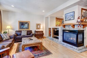 Smart TV, chimenea, Hulu y libros 