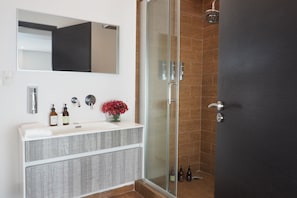 Basic-Suite | Badezimmer | Dusche, Regendusche, Haartrockner, HandtĂŒcher