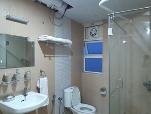 Ensemble douche/baignoire, sĂšche-cheveux, serviettes fournies, savon