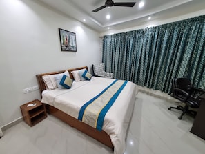 3 bedrooms, iron/ironing board, free WiFi, bed sheets