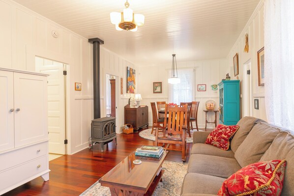 Smart TV, fireplace - Historic Turn-of-the-Century Bungalow in the heart of Volcano Village. (Volcano)