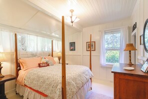 2 bedrooms, desk, iron/ironing board, free WiFi - Historic Turn-of-the-Century Bungalow in the heart of Volcano Village. (Volcano)