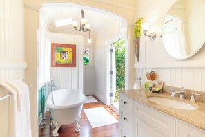 Bathtub, hair dryer, towels - Historic Turn-of-the-Century Bungalow in the heart of Volcano Village. (Volcano)