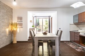 Dining - Apartment "DaMaria" with Shared Garden, A/C & Wi-Fi (LOCERI)