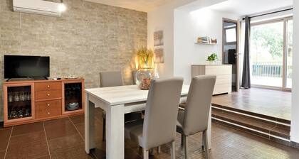 Apartment "DaMaria" with Shared Garden, A/C & Wi-Fi