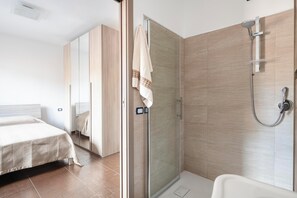 Douche, sèche-cheveux, serviettes fournies