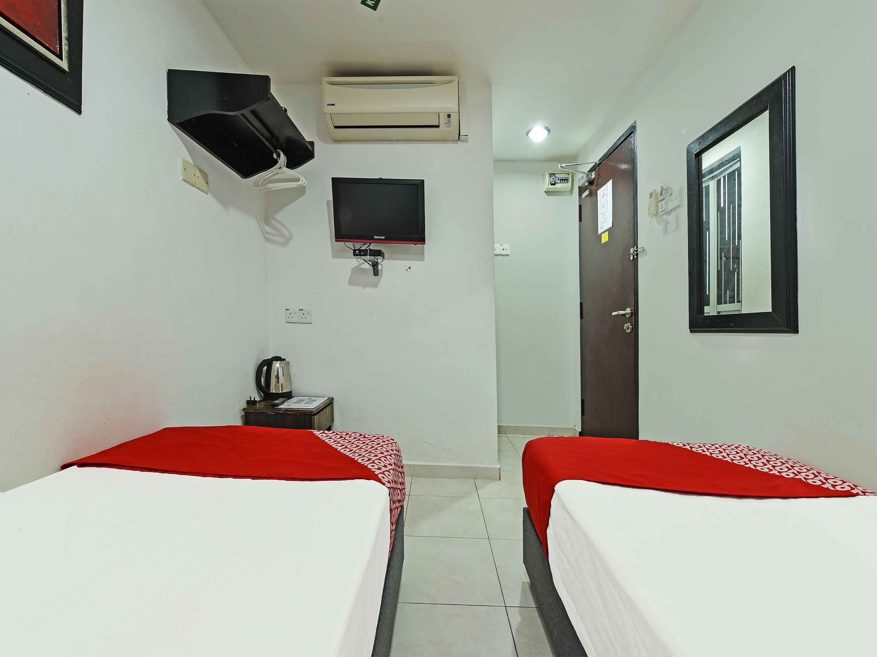 deluxe twin room | desk, free wifi, bed sheets