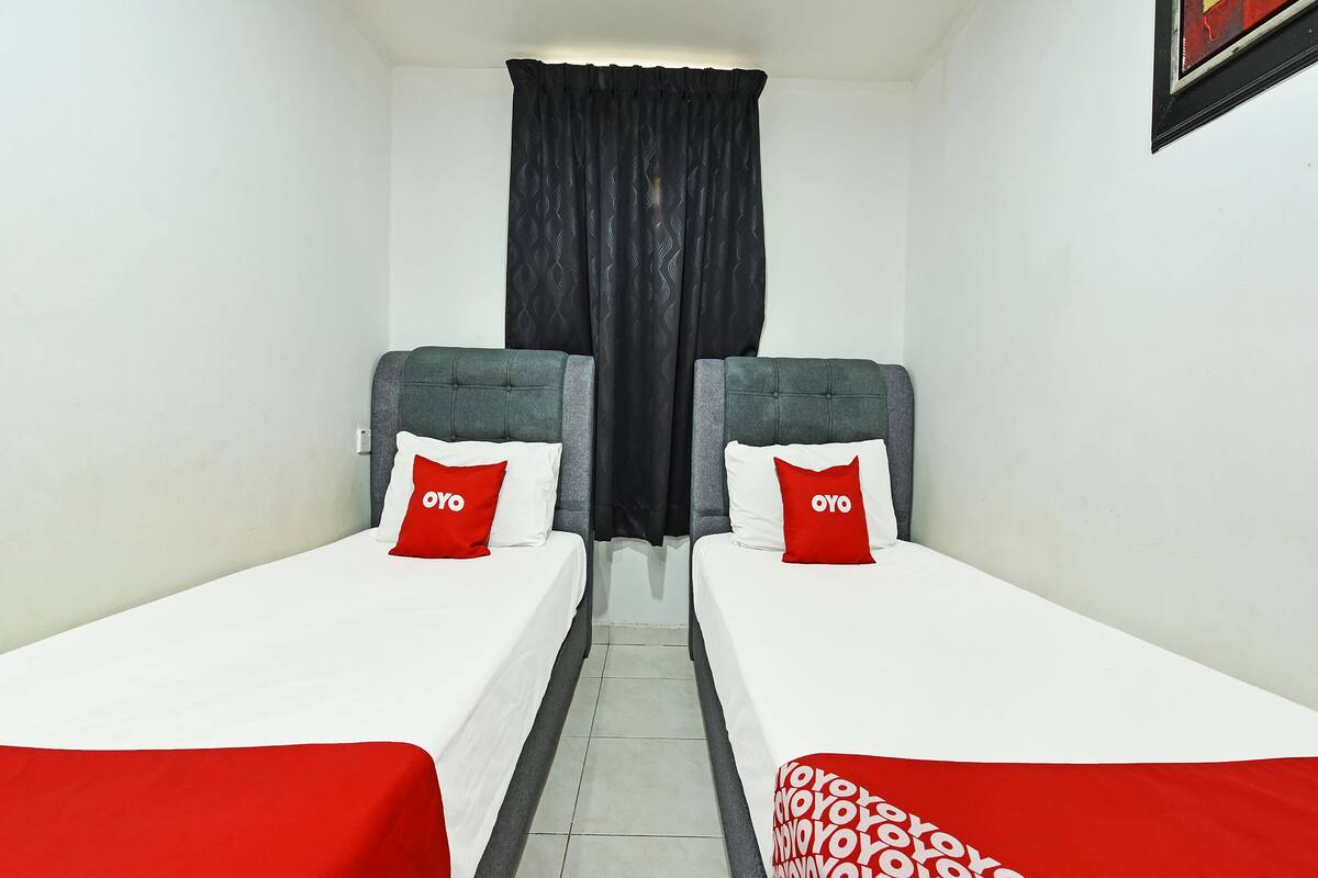 deluxe twin room | desk, free wifi, bed sheets