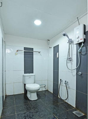 Dusche, kostenlose Toilettenartikel, Handtücher