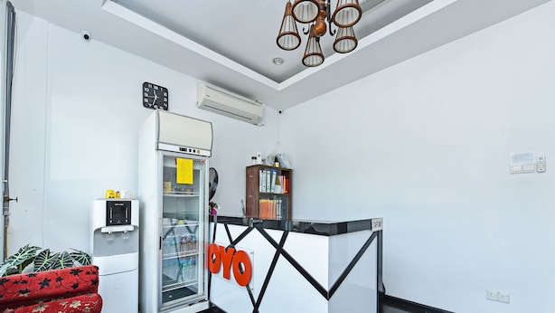 Una recepción con diseño moderno, un dispensador de agua y un reloj en la pared.