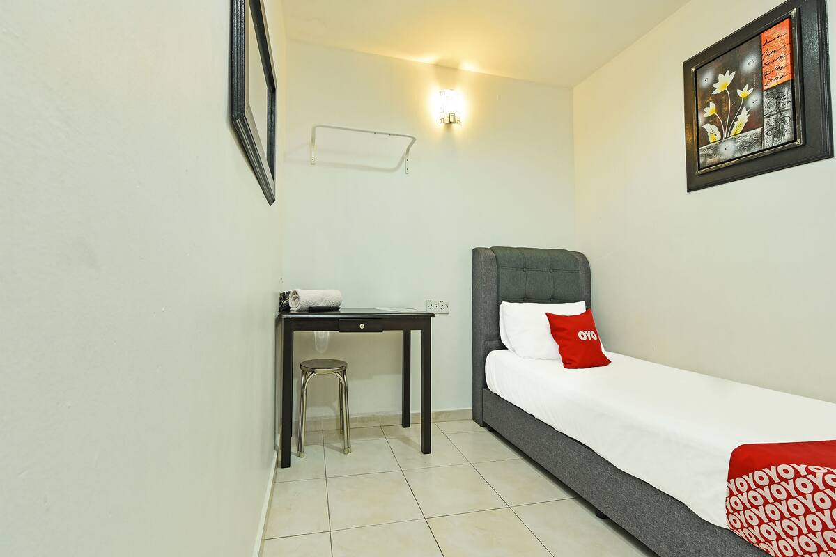 standard single room | desk, free wifi, bed sheets