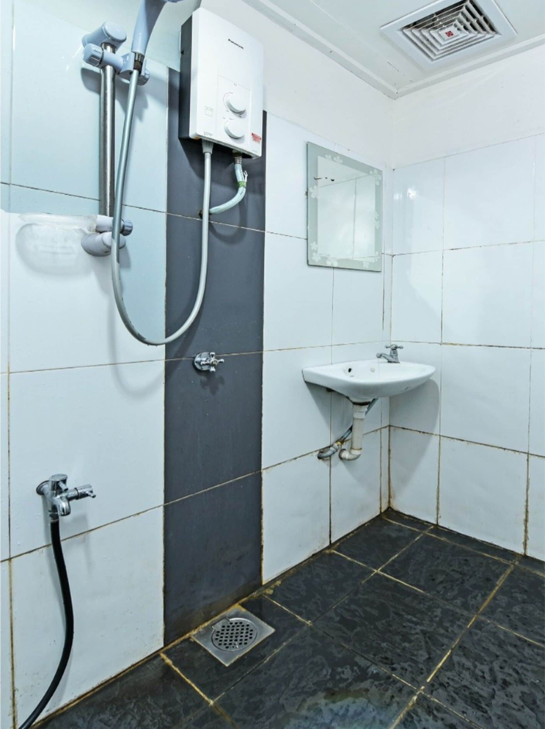 Shower, free toiletries, towels