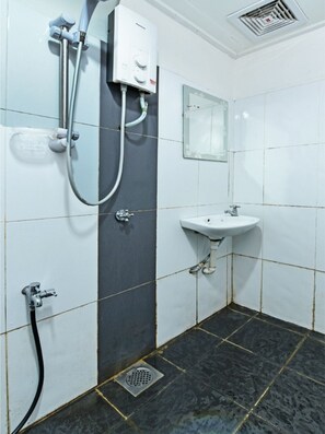 Douche, articles de toilette gratuits, serviettes fournies