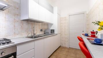 Appartamento Deluxe, 1 camera da letto | Cucina privata | Frigorifero, piano cottura, macchina per tè/caffè, bollitore elettrico