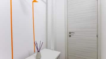 Appartamento Deluxe, 1 camera da letto | 1 camera, tende oscuranti, insonorizzazione, ferro/asse da stiro