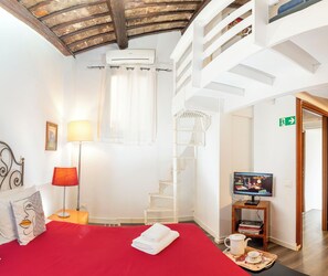 Deluxe Apartment | 1 bedroom, down comforters, iron/ironing board, free cribs/infant beds - Saint Caterina House - Campo de' Fiori (Rome)