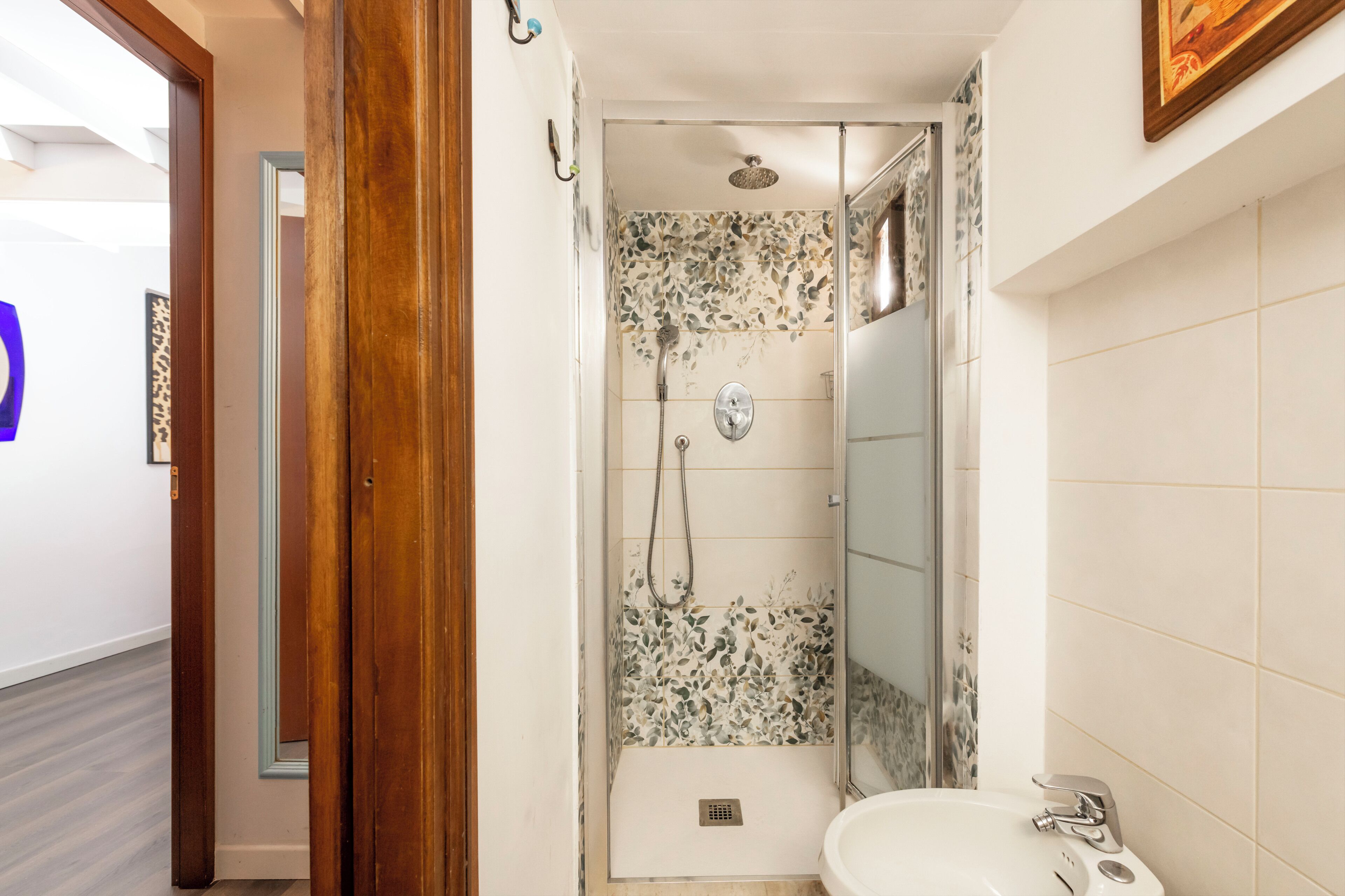 Apartamento luxo | Banheiro | Chuveiro, chuveiro com efeito de chuva, secador de cabelo, bidê
