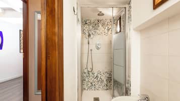 Apartamento luxo | Banheiro | Chuveiro, chuveiro com efeito de chuva, secador de cabelo, bidê