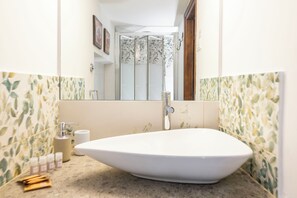Deluxe-Apartment | Badezimmer | Dusche, Regendusche, Haartrockner, Bidet