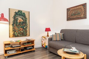Deluxe-Apartment | Wohnbereich | 40-Zoll-LED-Fernseher mit Digitalempfang, Fernseher