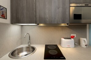 Departamento Deluxe | Cocina privada | Refrigerador con congelador, microondas y parrilla de estufa 