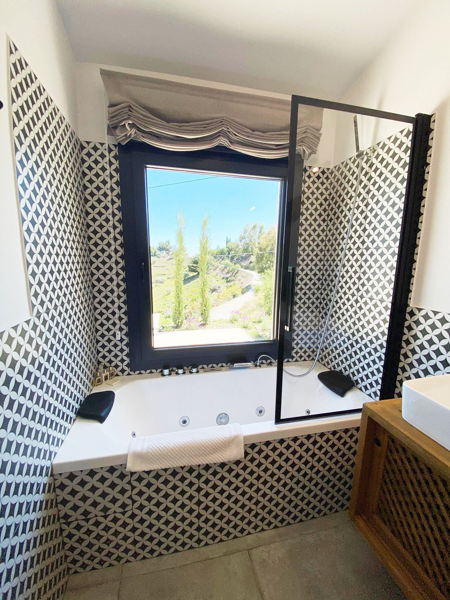 Een douche, een bubbelbad, een haardroger, handdoeken