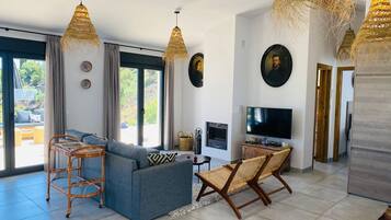 Televisie, een open haard en een stereo