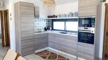 Een koelkast, een microgolfoven, een oven, een kookplaat