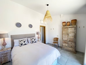 3 slaapkamers, een strijkplank/strijkijzer, wifi, beddengoed