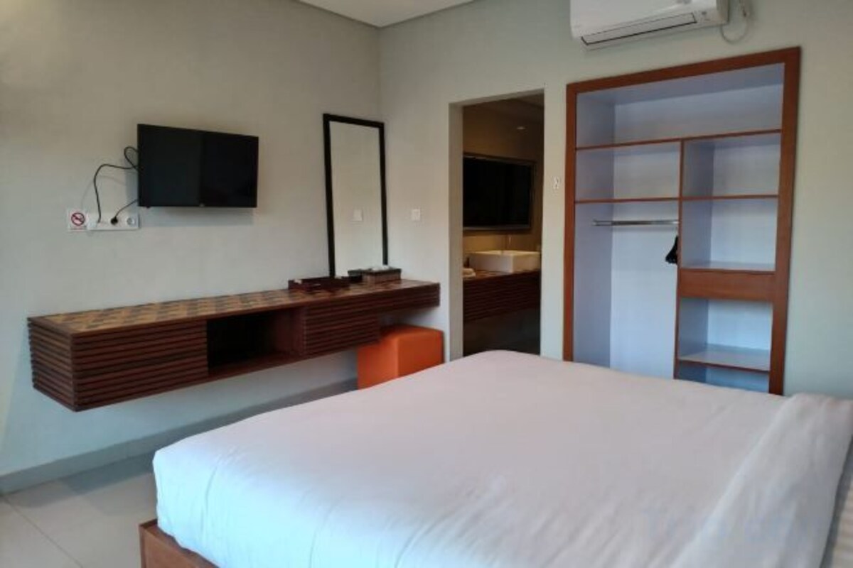 Desk, WiFi (free), bed sheets