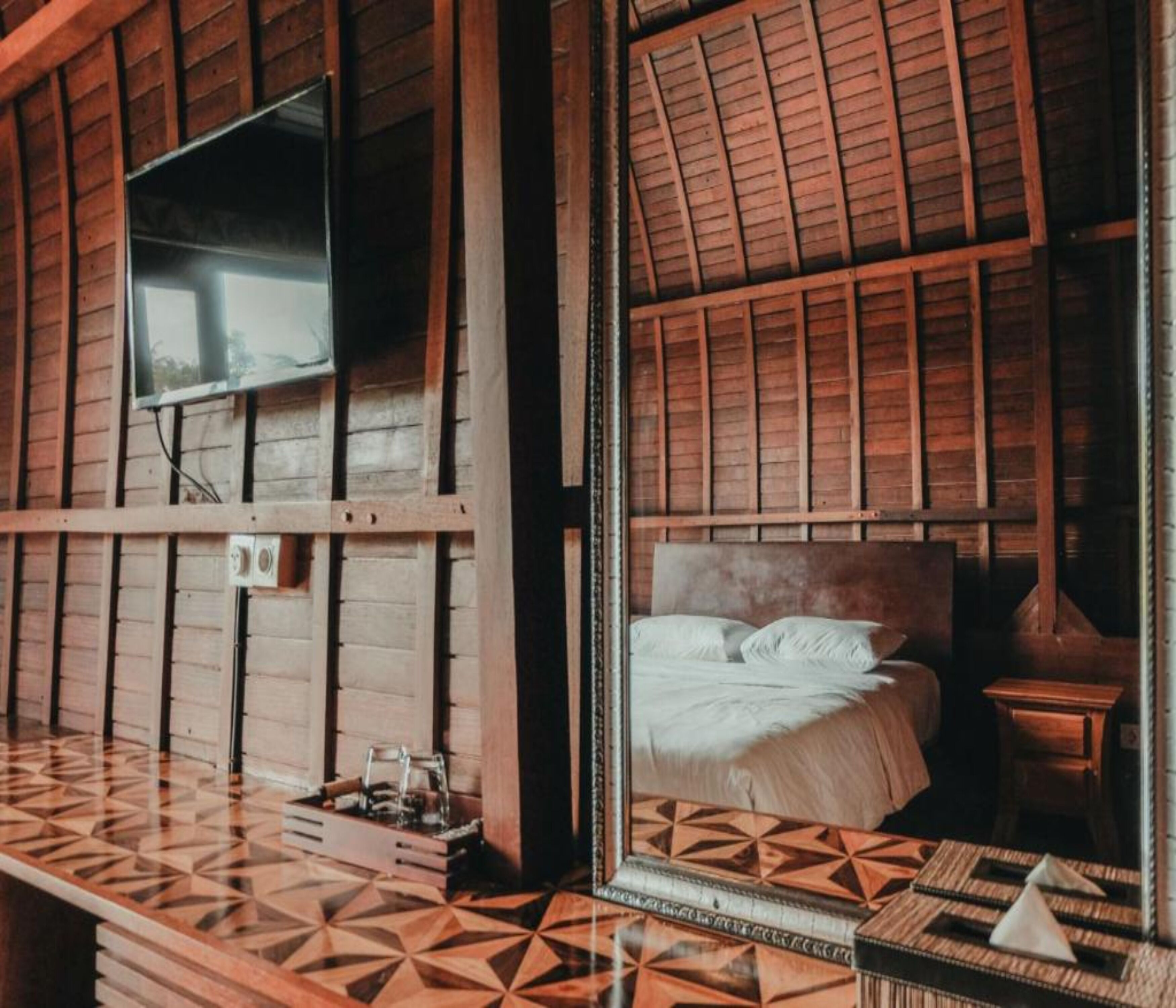 Wooden Suite Room | Desk, free WiFi, bed sheets