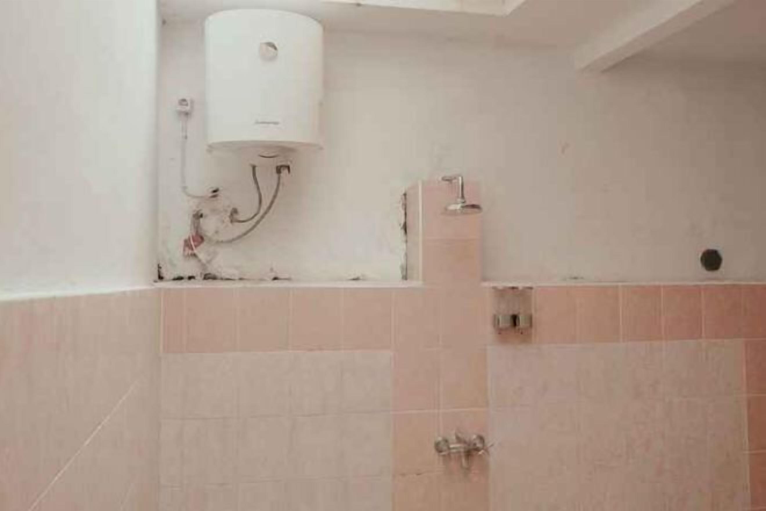 Badkamer | Een douche, handdoeken