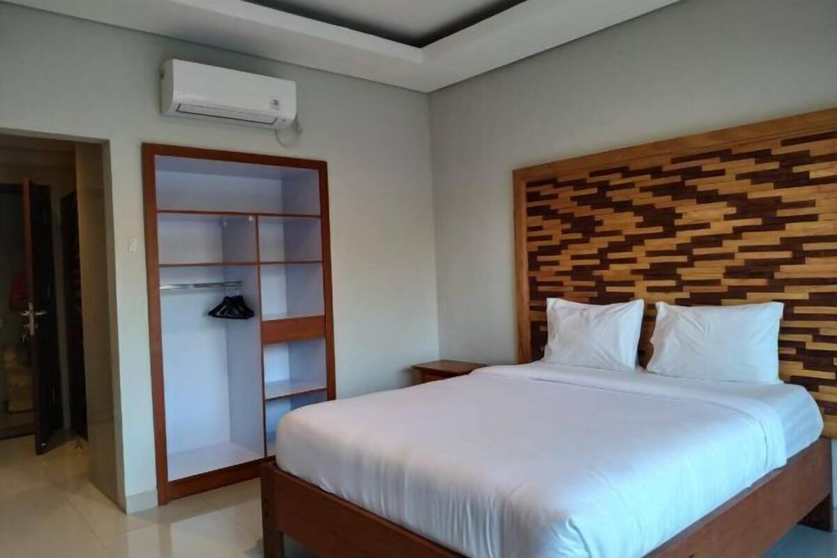 Escritorio, wifi gratis y ropa de cama