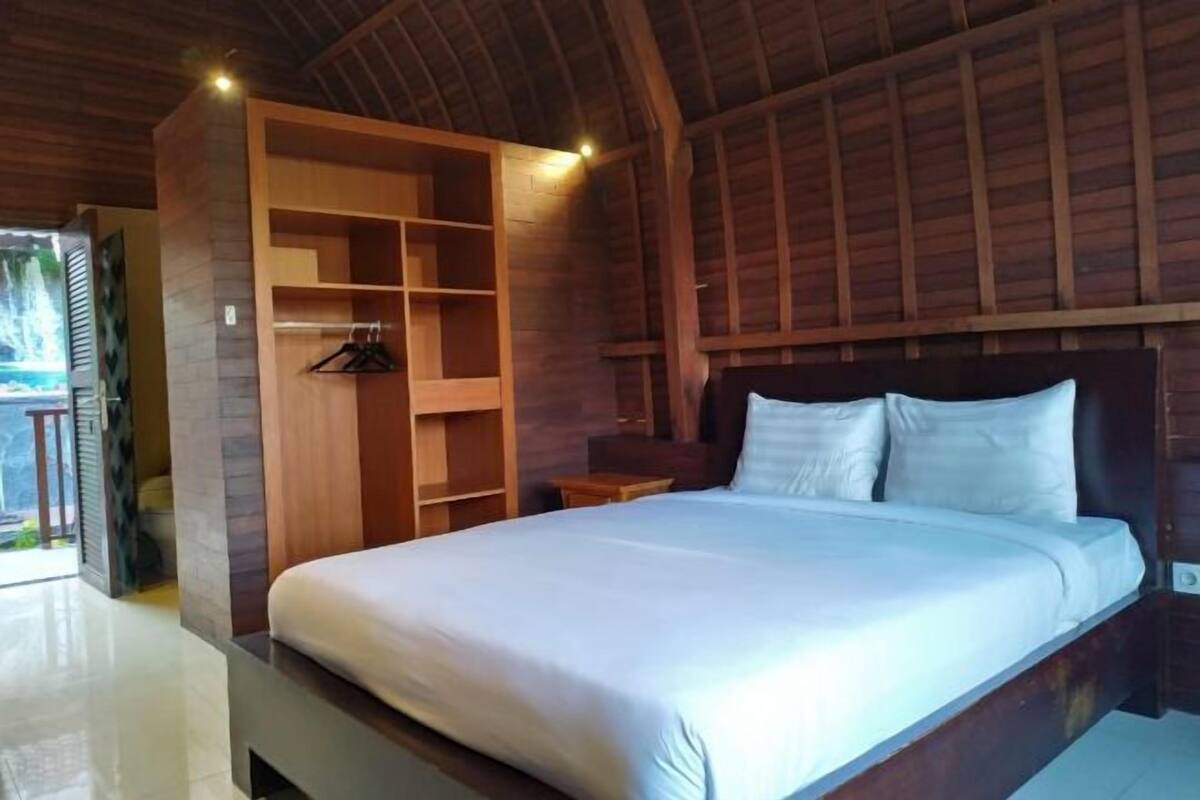 Escritorio, wifi gratis y ropa de cama