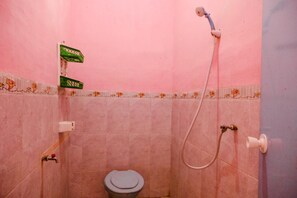Bathroom - Ijen Traveller Homestay (Banyuwangi)