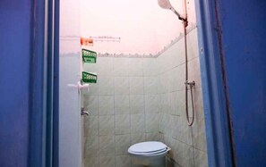 Standard Room, Private Bathroom | Bathroom | Shower, towels - Ijen Traveller Homestay (Banyuwangi)