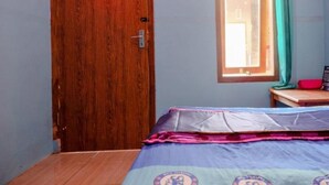 Standard Room, Private Bathroom | Free WiFi - Ijen Traveller Homestay (Banyuwangi)