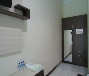 Quarto triplo standard | Escrivaninha, Wi-Fi de cortesia, roupa de cama
