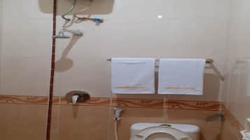 Kamar Eksekutif | Kamar mandi | Shower, sandal,  dan handuk