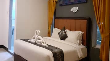 Escritorio, wifi gratis y ropa de cama