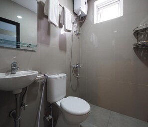 Camera Deluxe | Bagno | Doccia, pantofole, asciugamani