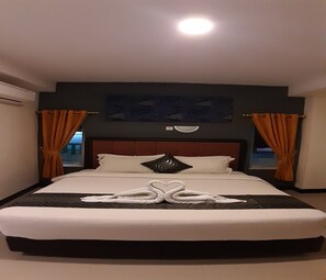 Suite | Desk, free WiFi, bed sheets - New Hotel Gentala (Medan)